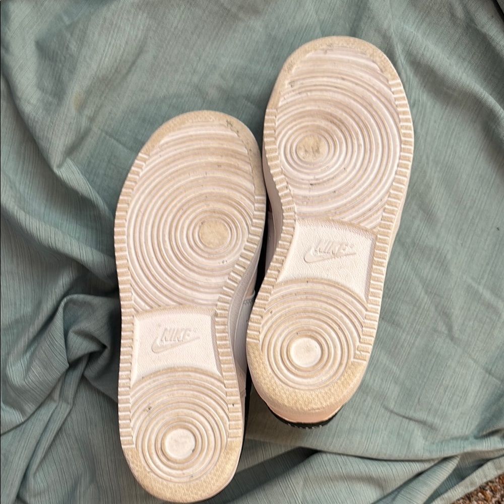 Nike White and Black Sneakers with peach/tan accents, size 8 - Picture 4 of 10